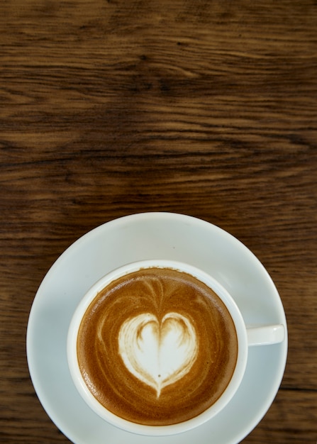 Kopje koffie met hart patroon