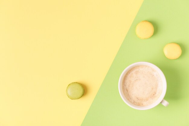 Kopje koffie met kleurrijke bitterkoekjes