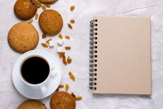 Kopje koffie met koekjes en Notebook. Ontbijt concept