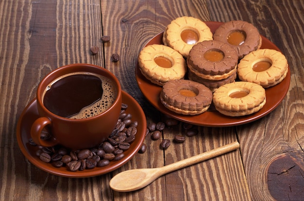 Kopje koffie met koekjes op houten tafel close-up