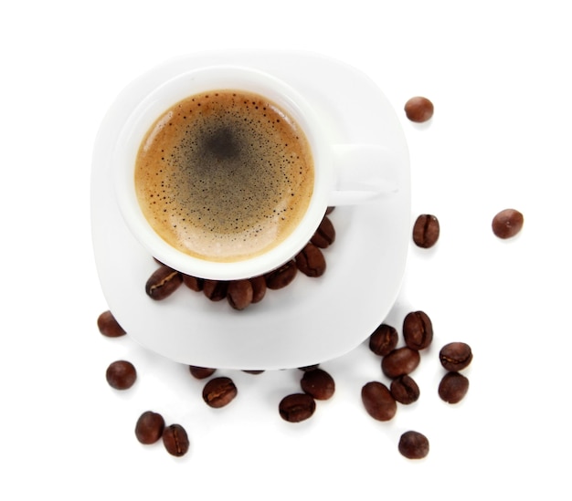 Kopje koffie met koffiebonen geïsoleerd op wit