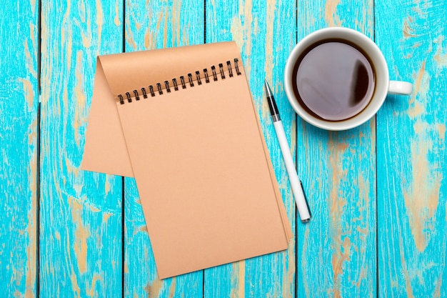 Kopje koffie met laptop op houten bureau