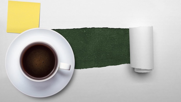 Kopje koffie met leeg papier op gescheurd papier achtergrond Internationale koffiedag concept