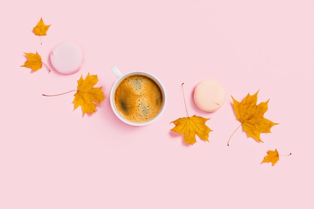 Kopje koffie met marshmallow en esdoorn bladeren.