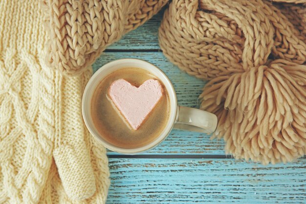 Kopje koffie met marshmallow op houten tafel