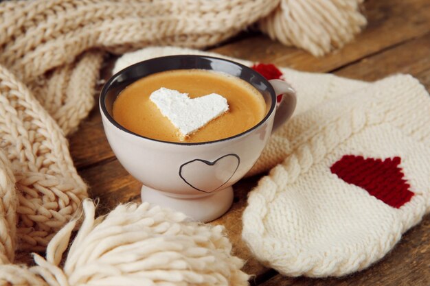 Foto kopje koffie met marshmallow op houten tafel