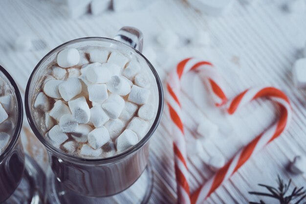 Kopje koffie met marshmallows en candy cane