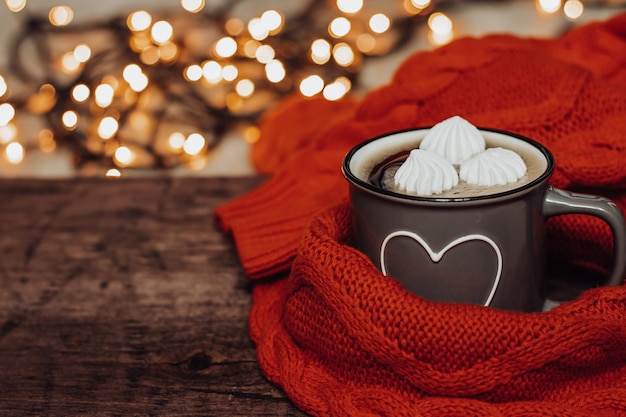 Kopje koffie met marshmallows op een houten tafel. Prachtige bokeh