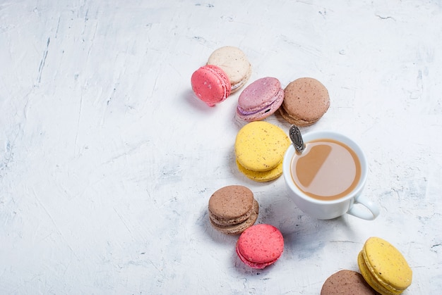 Kopje koffie met melk en bitterkoekjes