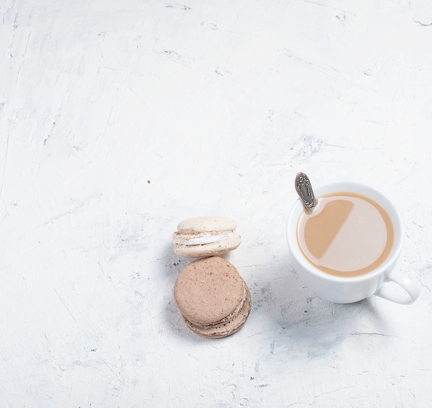 Kopje koffie met melk en bitterkoekjes