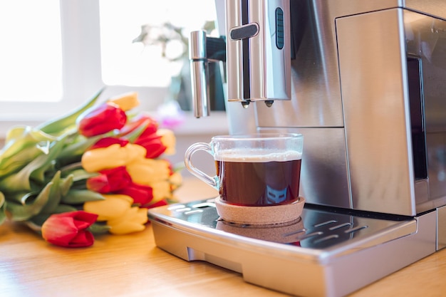 Kopje koffie met melk en tulpenbloemen aan