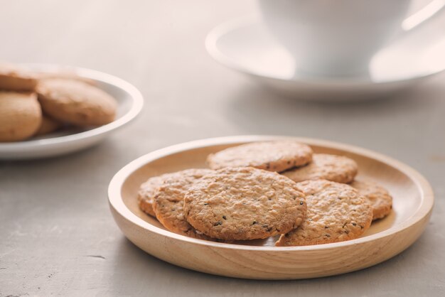 Kopje koffie met melk of cappuccino met koekjes op lichte stenen achtergrond