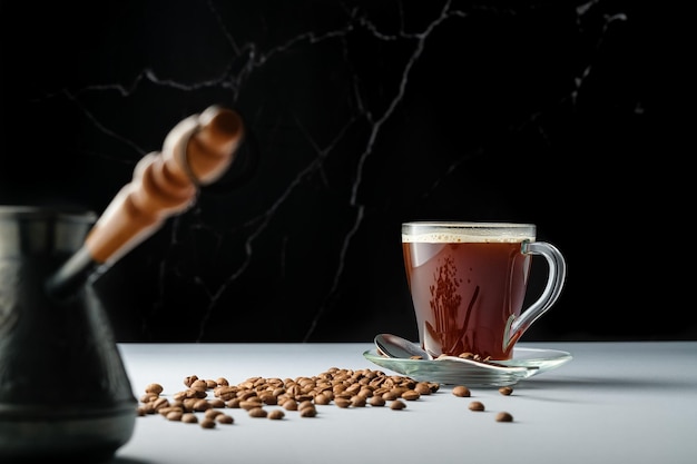 Kopje koffie met melk op een donkere achtergrond. Warme latte of cappuccino gemaakt met melk op een houten tabblad