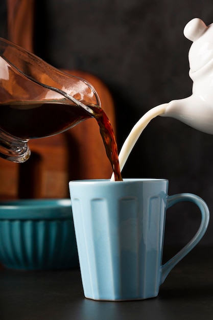 Kopje koffie met romige melk.