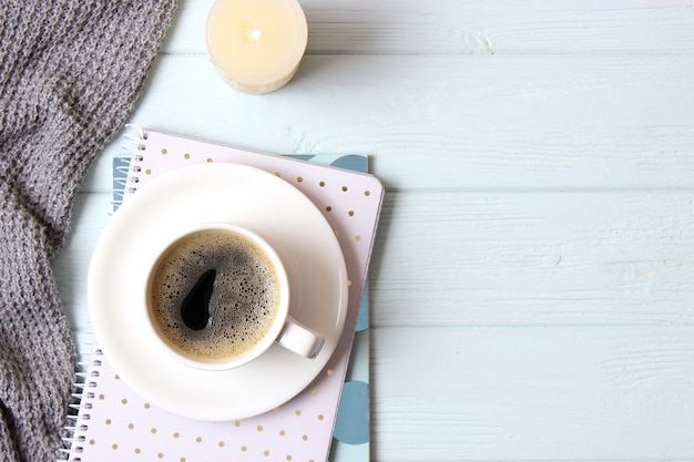 Kopje koffie met schuim close-up met plaats voor tekst