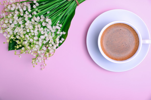 Kopje koffie met schuim en een boeket