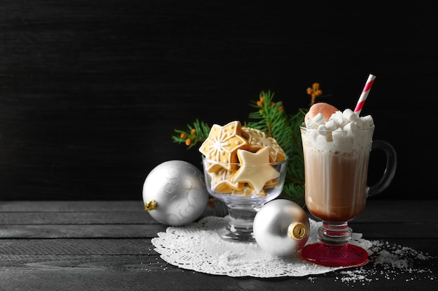 Kopje koffie met slagroom en snoep op zwarte tafel