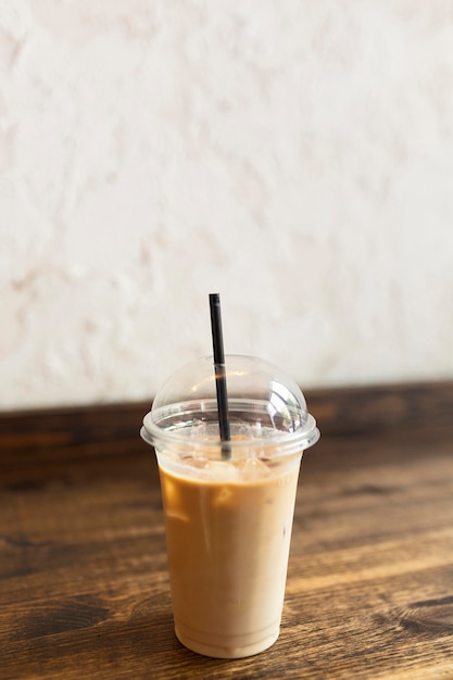 Foto kopje koffie met stro op de vloer