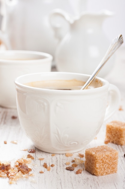 Kopje koffie met suikerklieren en melkkannetje