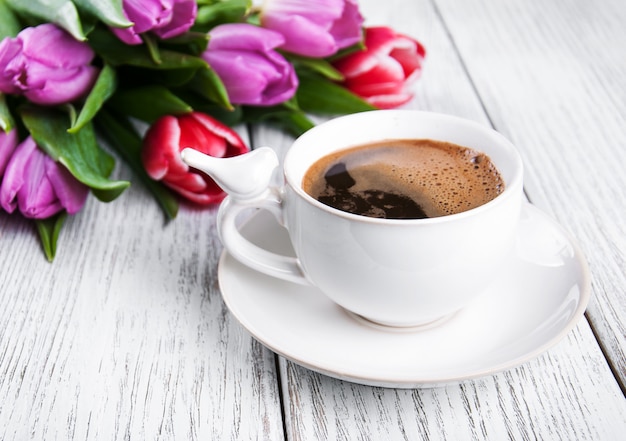 Foto kopje koffie met tulpen