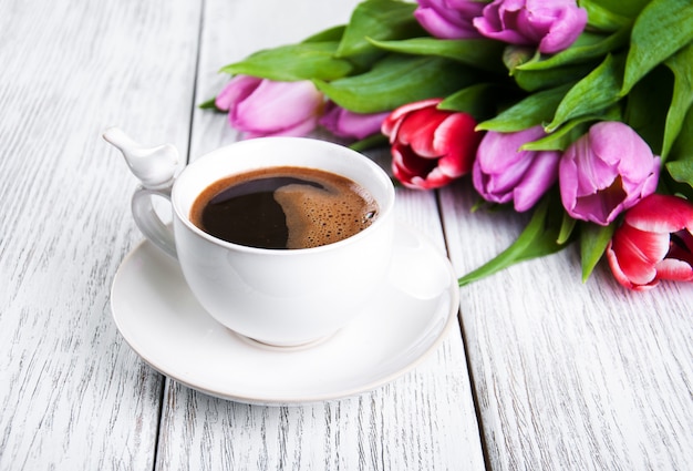 Kopje koffie met tulpen