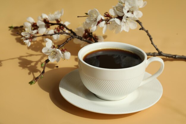 kopje koffie met witte lentebloesem