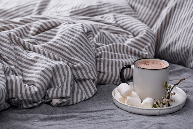 Kopje koffie of cacao op het bed