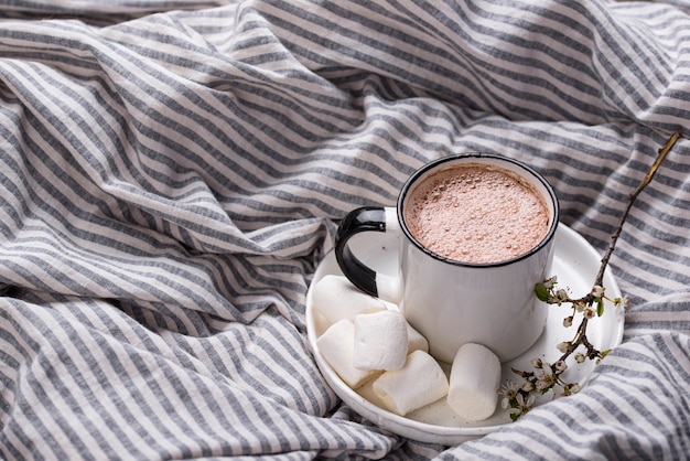 Kopje koffie of cacao op het bed