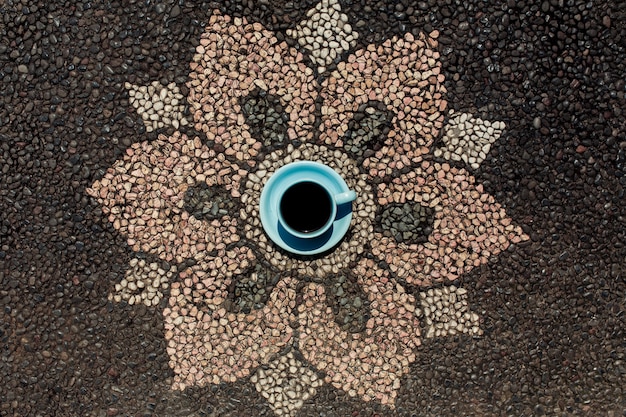 Kopje koffie op balinese stijl bloem bestrating.