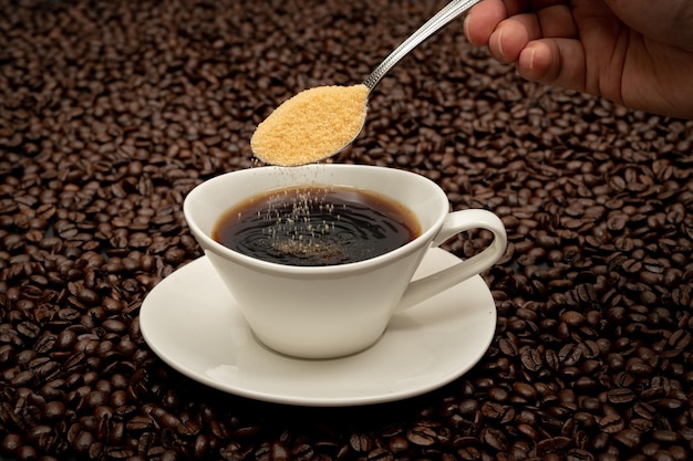 Kopje koffie op bruine koffiebonen