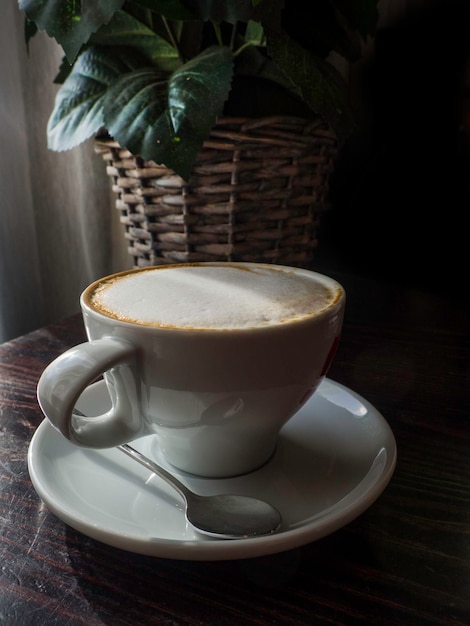 Kopje koffie op de houten tafel met latte schuim Straatkoffie in café Top View