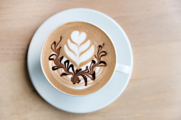 Kopje koffie op de houten tafel