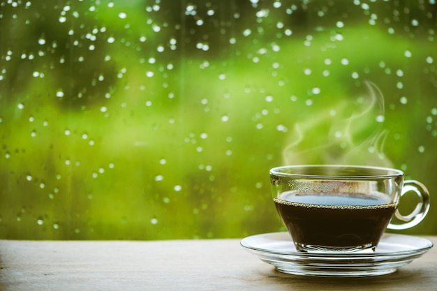 Kopje koffie op de tafel in het raam