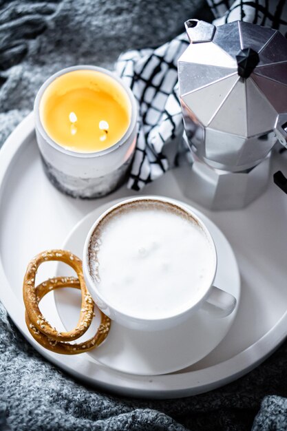 Kopje koffie op dienblad in gezellige winter slecht met wollen deken