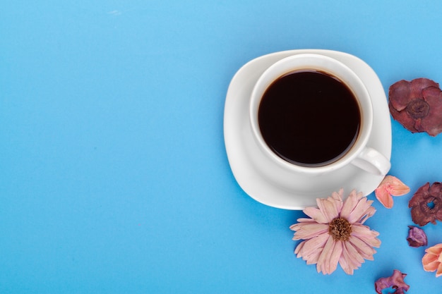 Kopje koffie op een blauwe tafel
