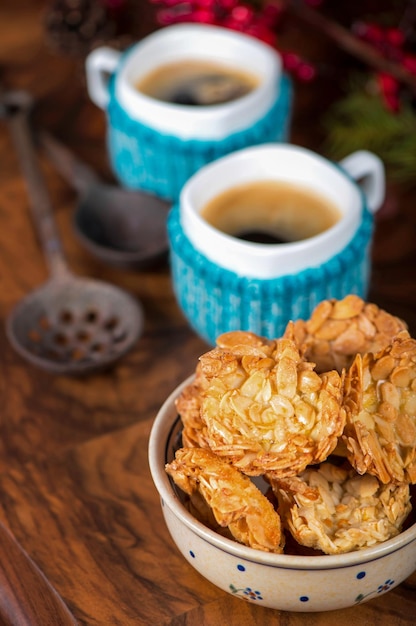 Kopje koffie op een houten achtergrond