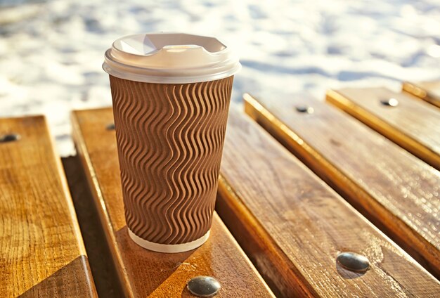 Foto kopje koffie op een houten bankje