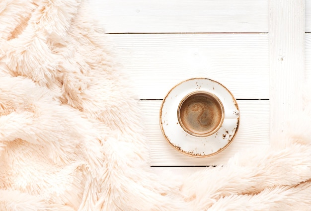 Kopje koffie op een houten tafel en een warme deken Herfst- of winterconcept Plat leggen