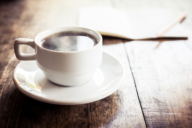 Kopje koffie op een houten tafel