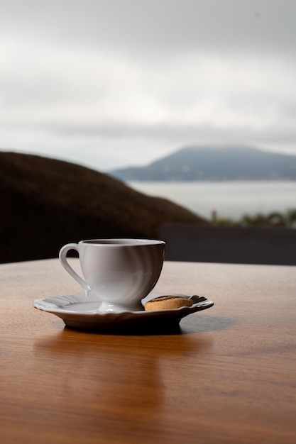 kopje koffie op een houten tafel