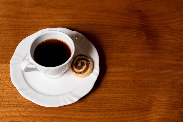 kopje koffie op een houten tafel