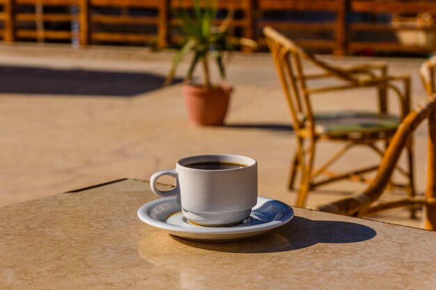 Kopje koffie op een tafel in straatcafé