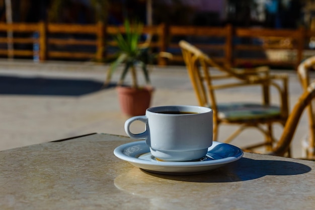 Kopje koffie op een tafel in straatcafé