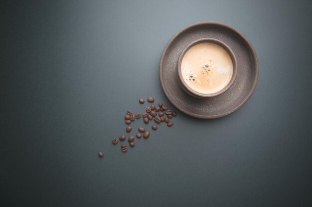 Kopje koffie op een zwarte achtergrond. bovenaanzicht met kopie ruimte. ochtend concept.