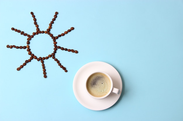 Kopje koffie op houten achtergrond bovenaanzicht. goedemorgen. prettige dag. hoge kwaliteit foto