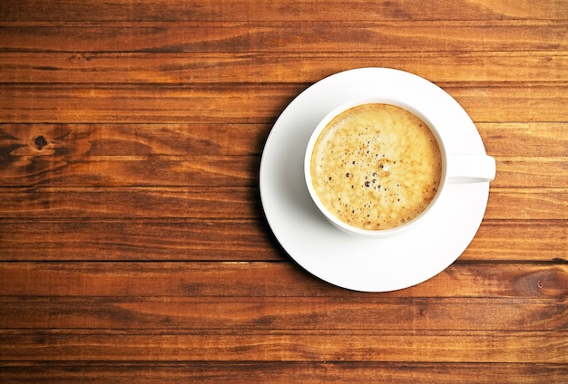 Kopje koffie op houten achtergrond. Conceptfoto, bovenaanzicht