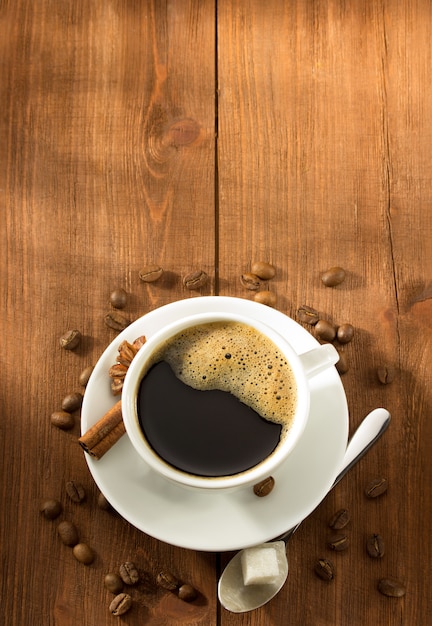 Kopje koffie op houten achtergrond