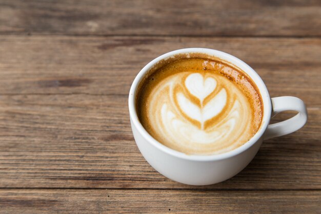 kopje koffie op houten tafel blackground