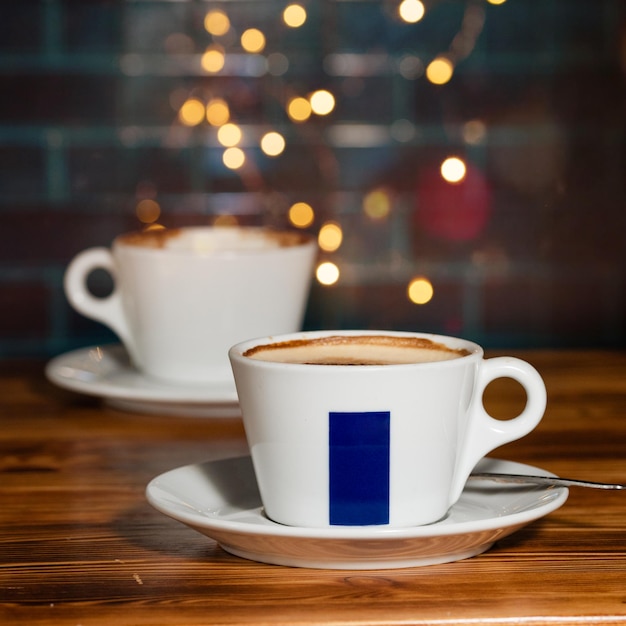 Kopje koffie op houten tafel in café