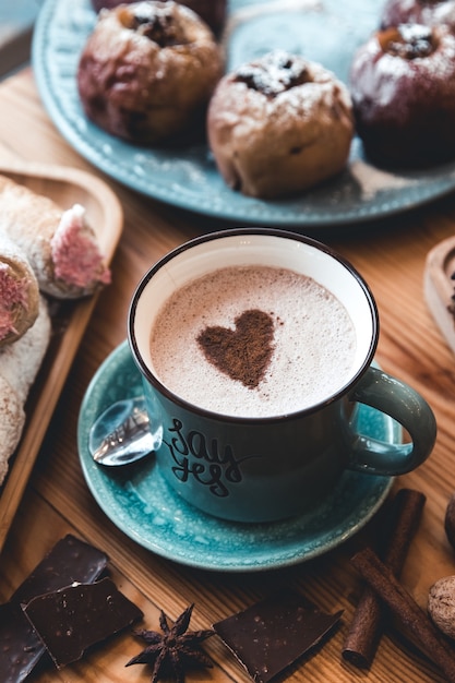 Kopje koffie op houten tafel.